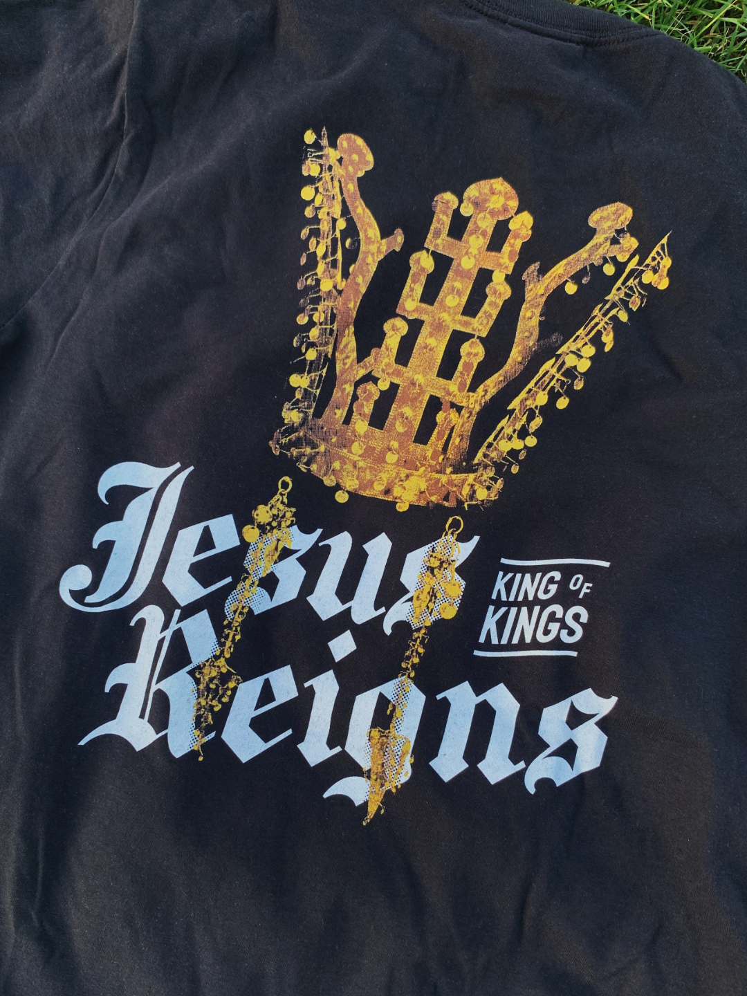 JESUS REIGNS T-SHIRT
